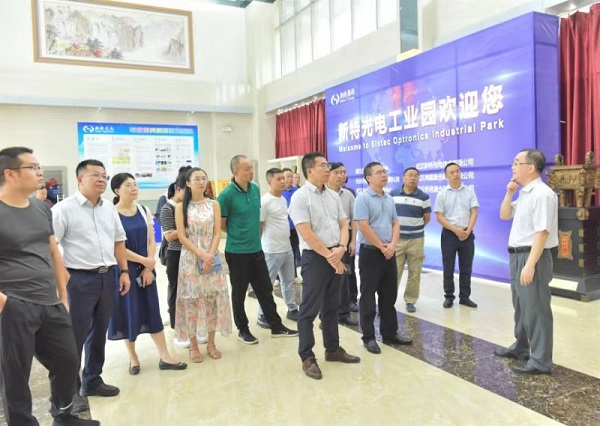 “恩施州金融人才能力提升第二期金融稳定与发展专题研修班”学员参观金沙集团888881光电工业园