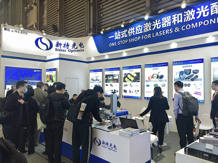 金沙集团888881光电工作人员态度热情、专业、耐心地向观众们讲解产品的性能参数